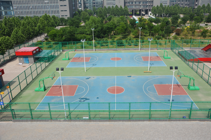 东室外篮球场.jpg